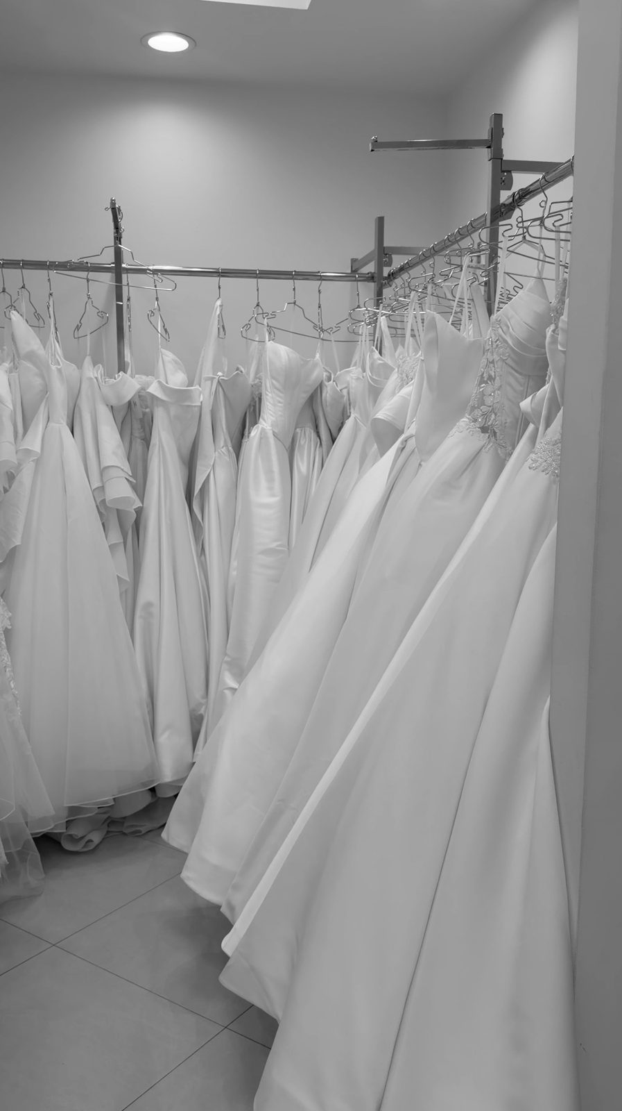 Vestidos de novia colgados en una boutique de Miami